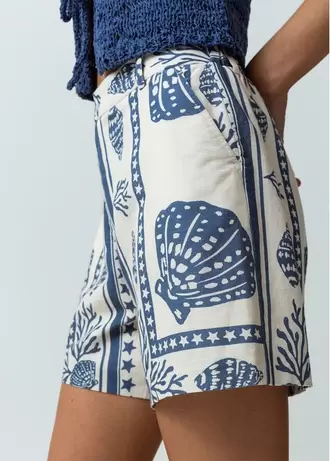 Short tipo lino con estampados marinos