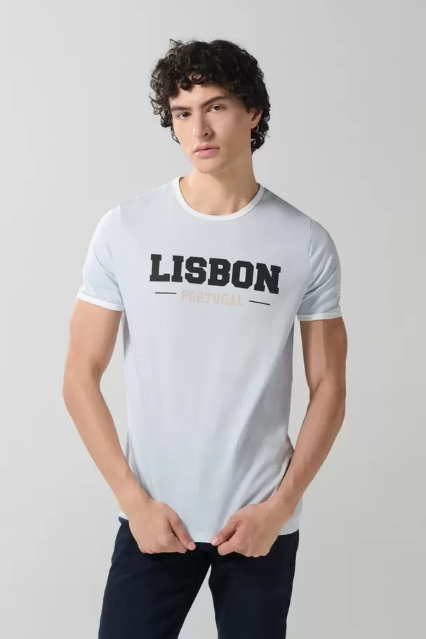 Camiseta azul clara con contrastes y manga corta college