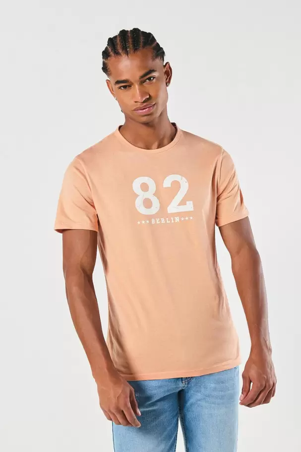 Camiseta cuello redondo salmón con arte college numérico