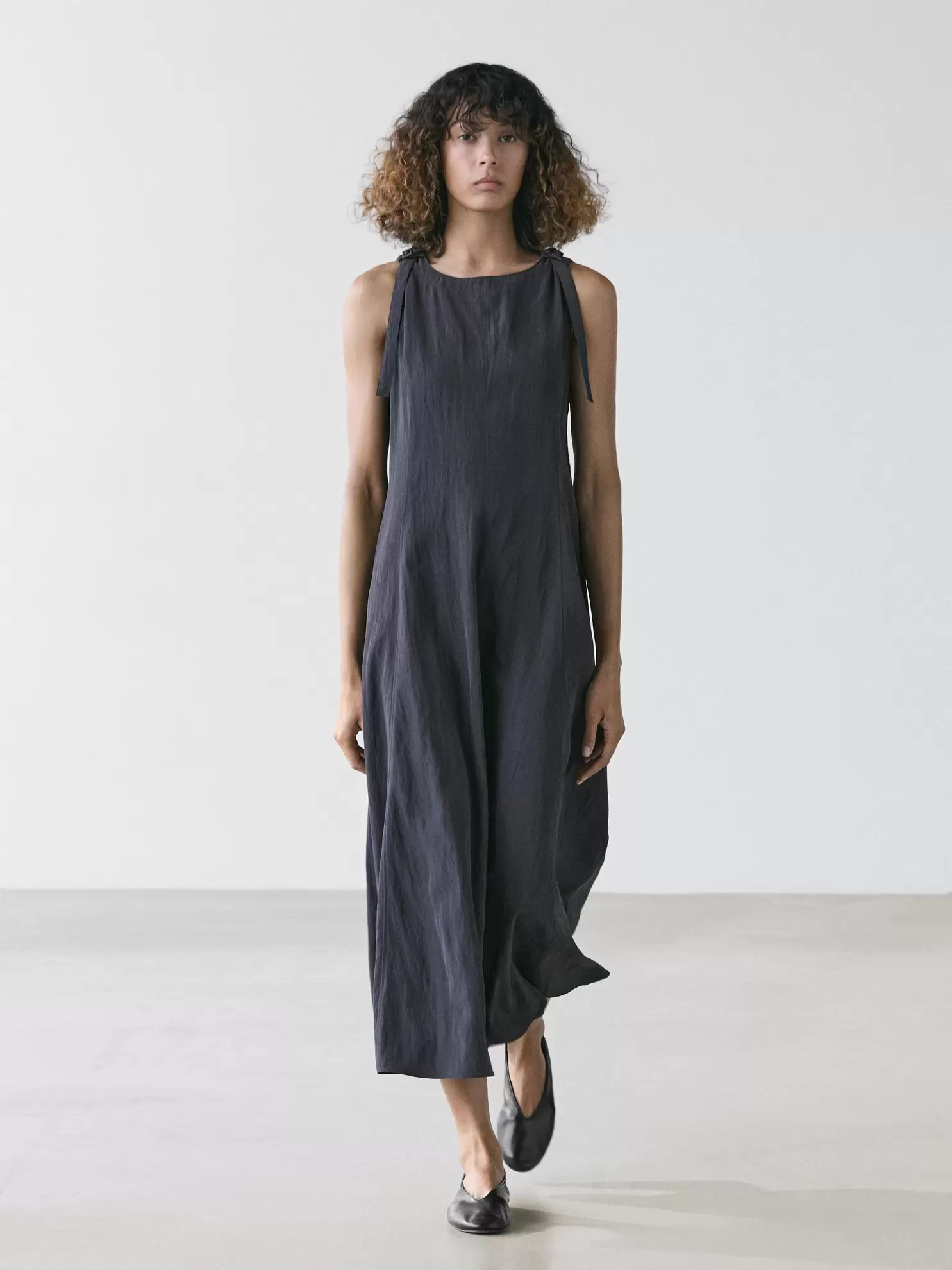 Vestido midi fluido detalle hebillas