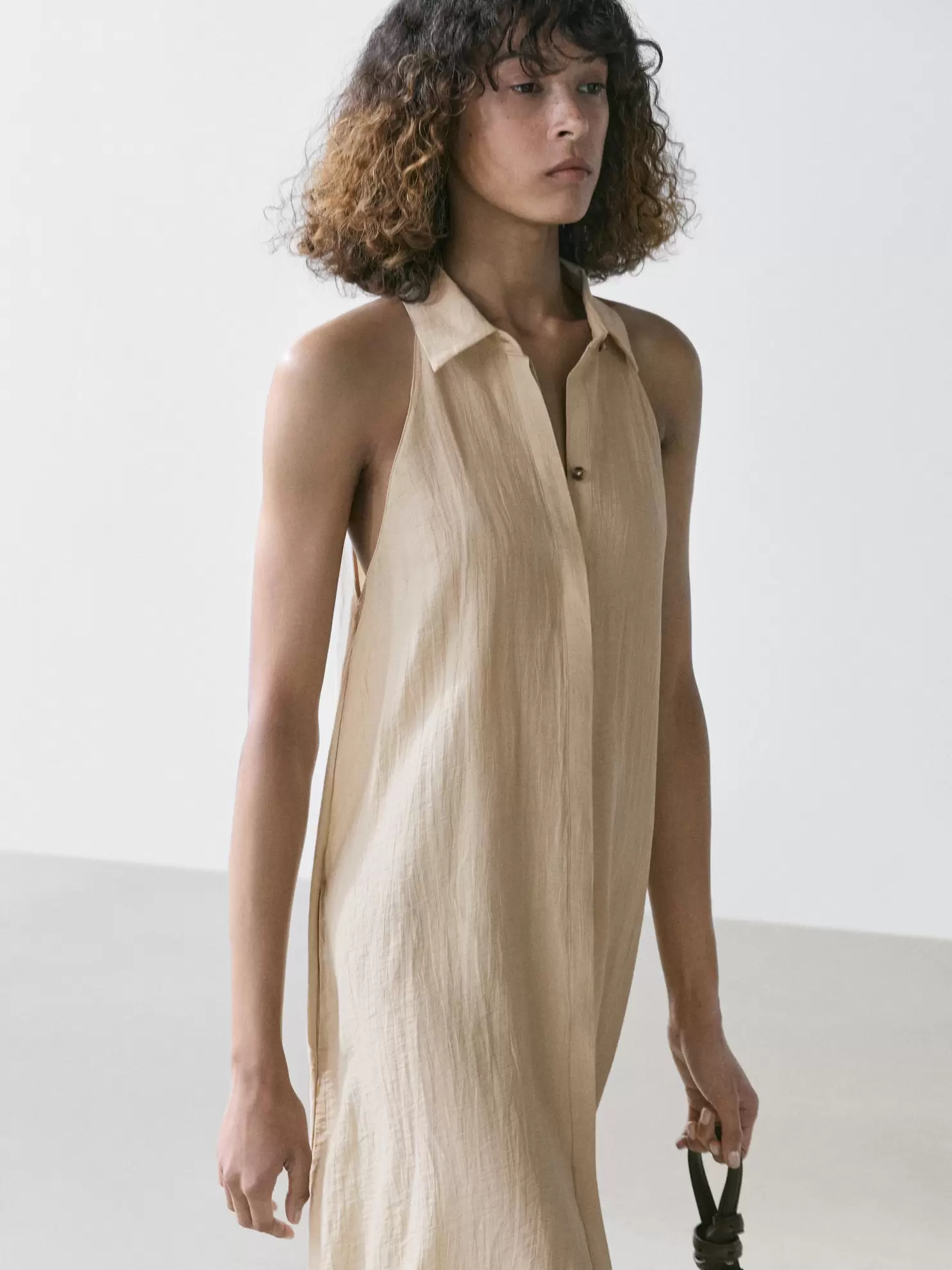 Vestido midi cuello polo con lino