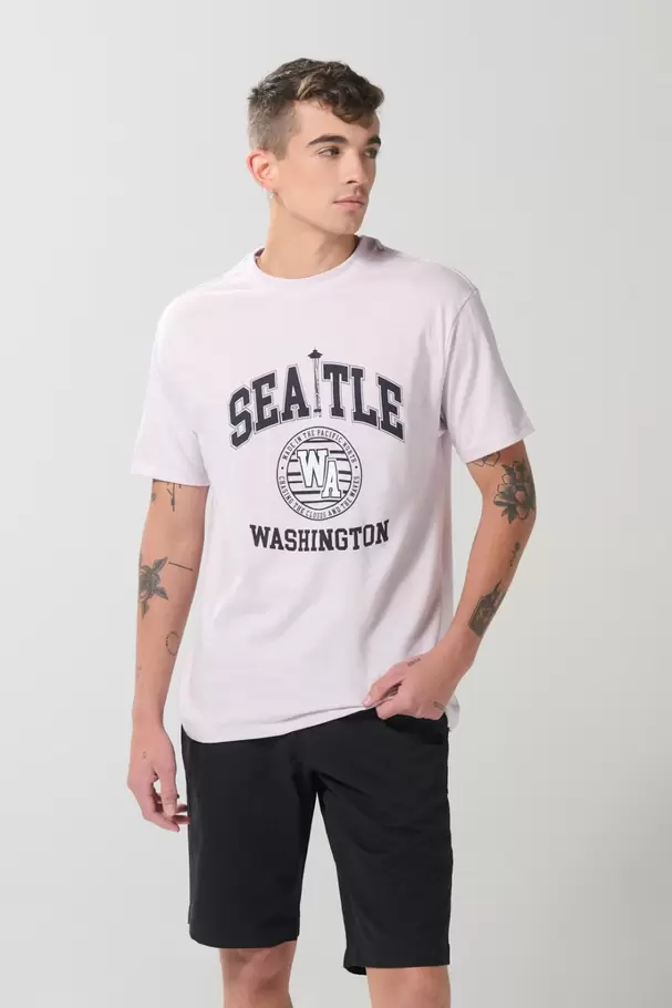 Camiseta lila clara cuello redondo con diseño college