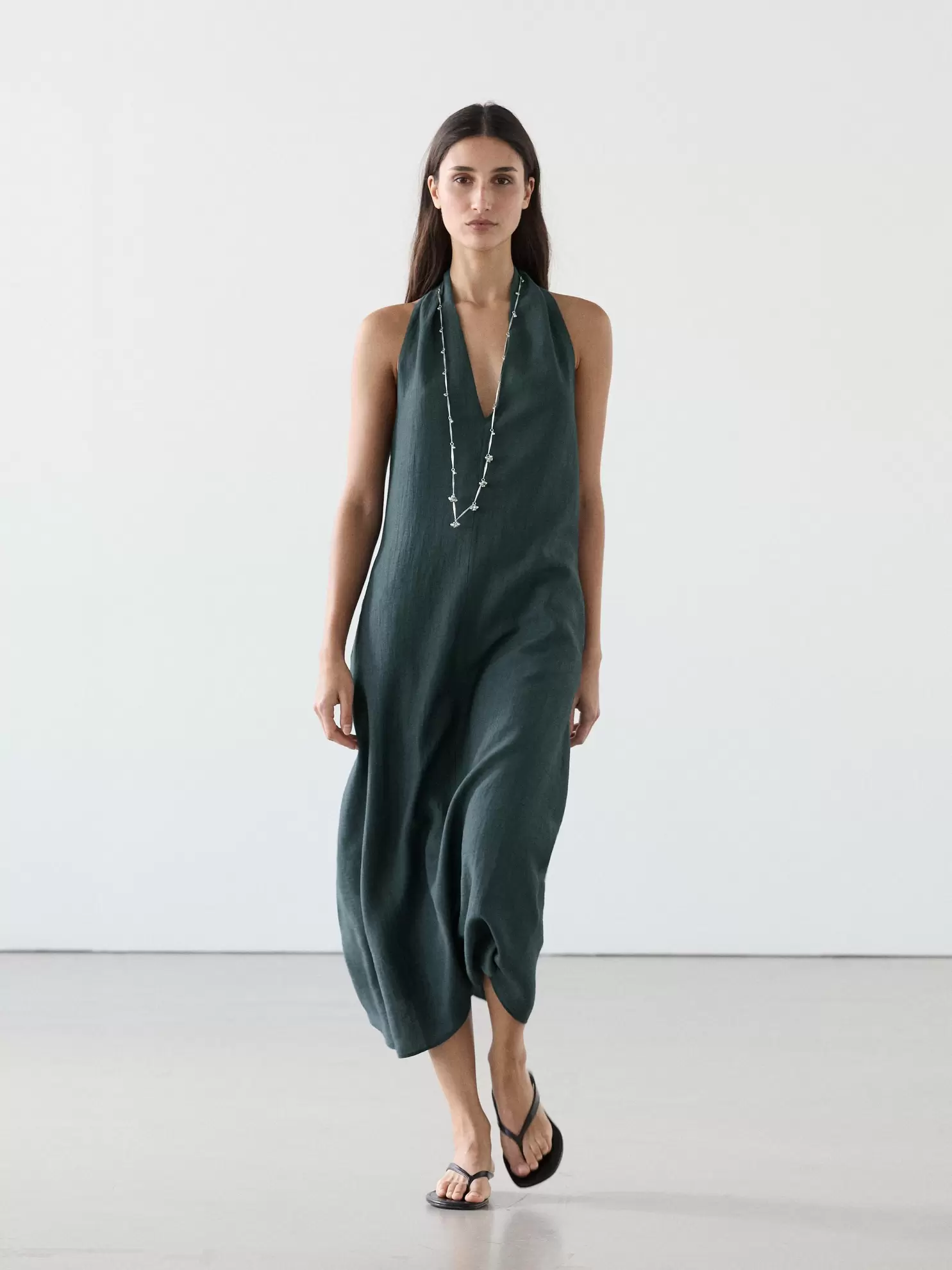 Vestido midi escote pico con lino