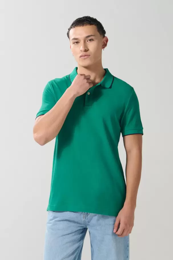 Camiseta unicolor tipo polo con aberturas y manga corta