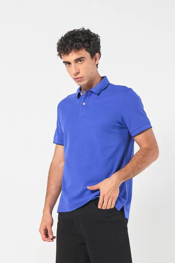 Camiseta unicolor tipo polo con aberturas y manga corta