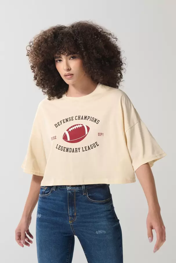 Camiseta crop top oversize kaki con estampado college