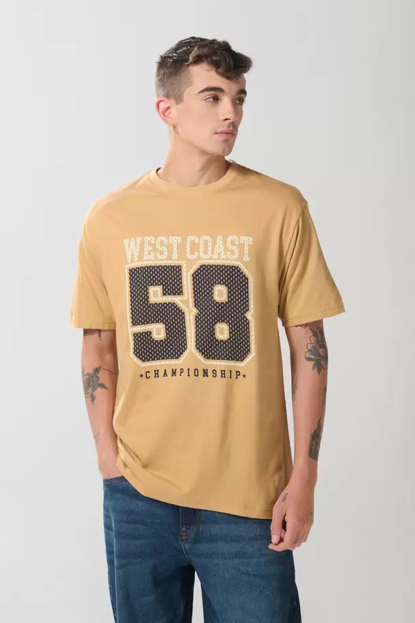 Camiseta cuello redondo café clara con diseño college