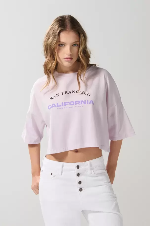 Camiseta oversize crop top lila con diseño college