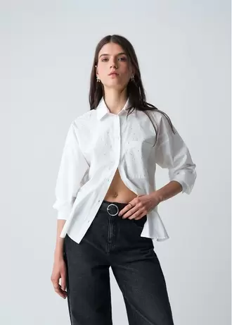 Camisa con detalles brillantes