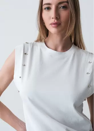 Camiseta con detalles en mangas