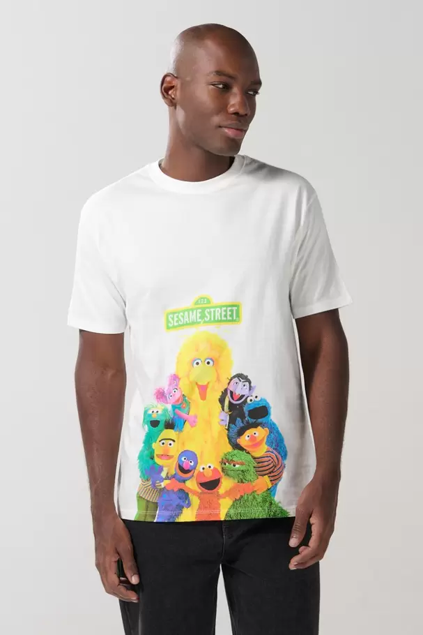 Camiseta cuello redondo crema con arte de Plaza Sésamo