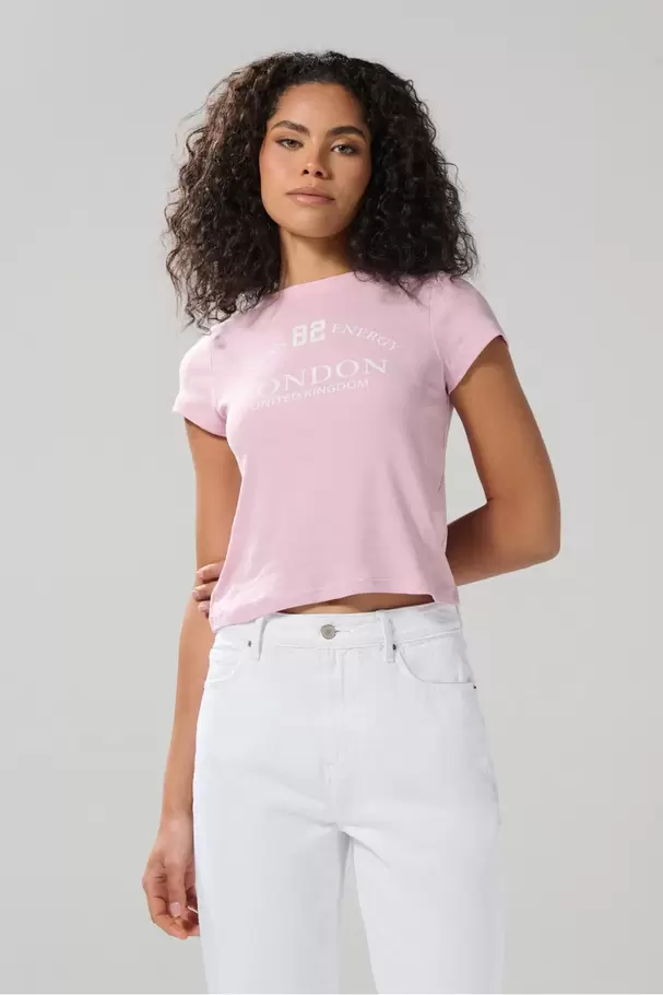 Camiseta rosada clara manga corta con texto college
