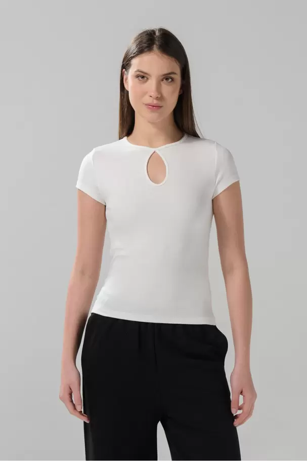 Camiseta manga corta unicolor con abertura en frente