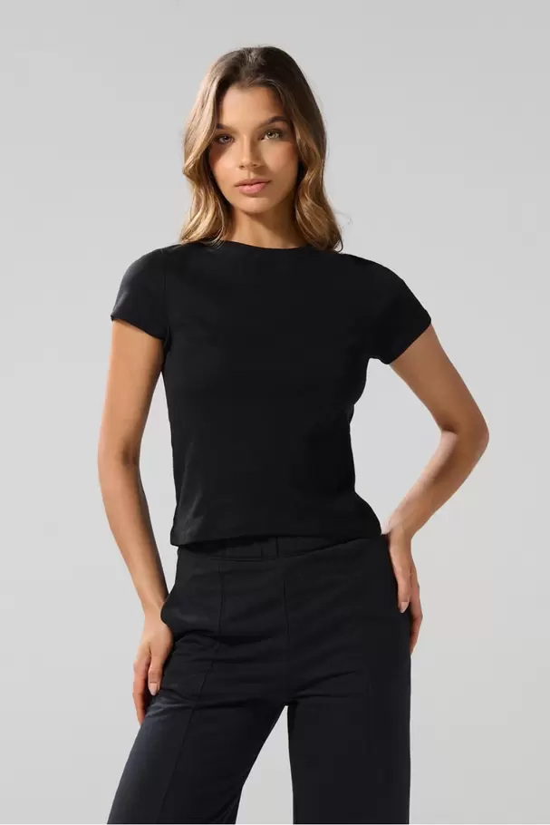 Camiseta acanalada negra en algodón ajustada con manga corta