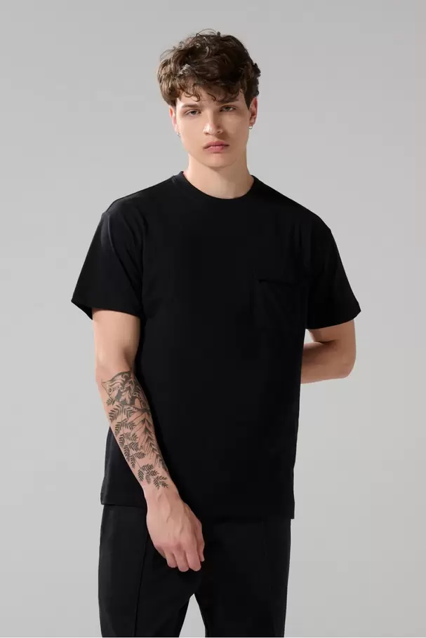 Camiseta unicolor con bolsillo en frente y manga corta