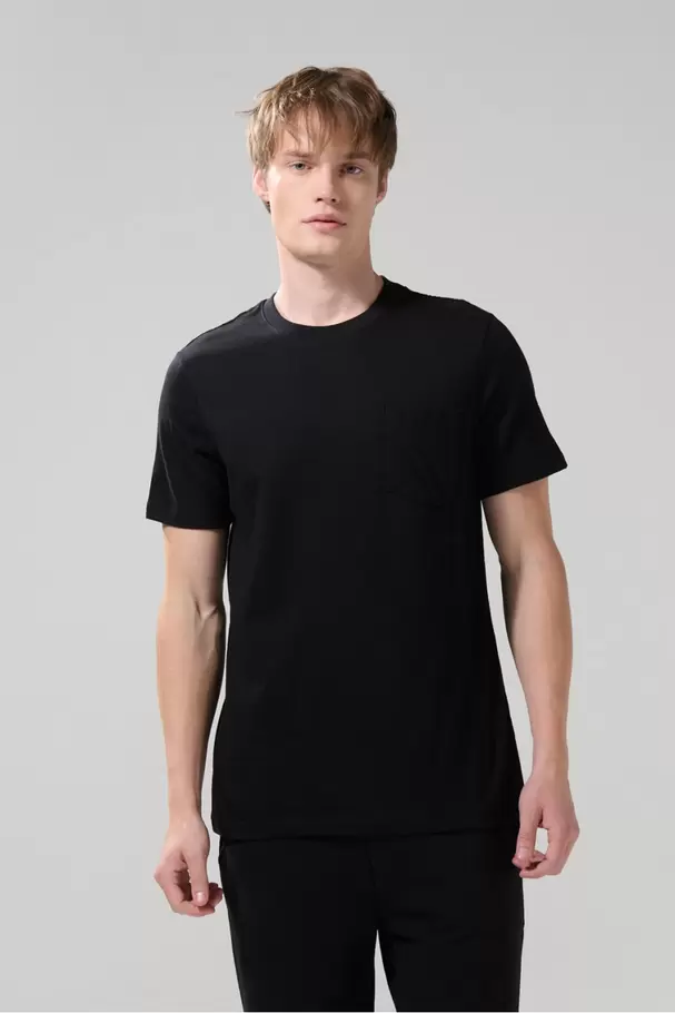 Camiseta unicolor con bolsillo en el pecho y manga corta