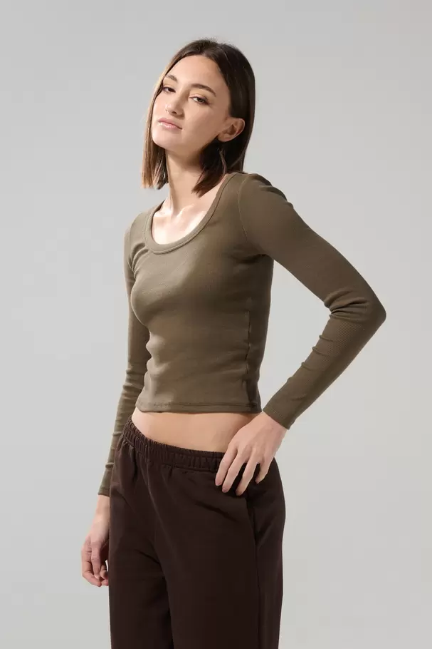 Camiseta unicolor con escote en U y manga larga
