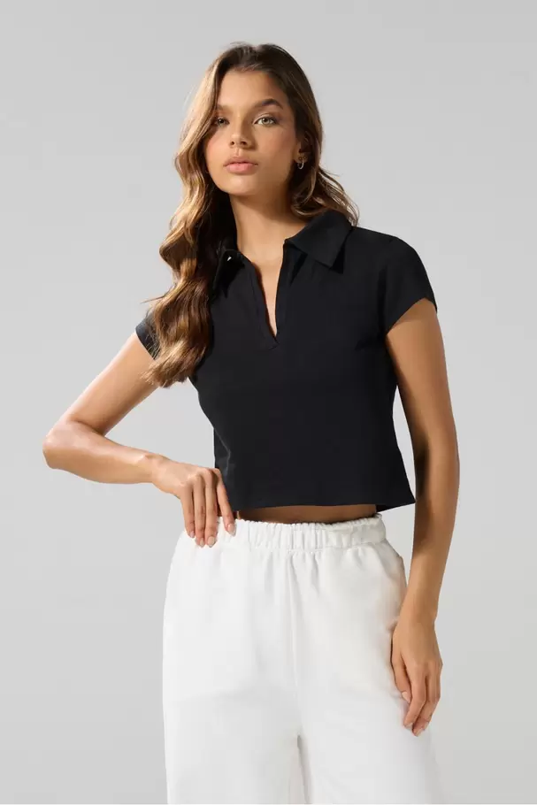 Camiseta crop top unicolor con cuello polo y manga corta