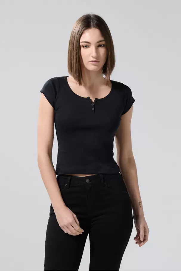 Camiseta negra ceñida con manga corta y botones