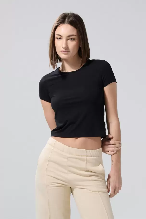 Camiseta en rib unicolor cuello redondo con manga corta