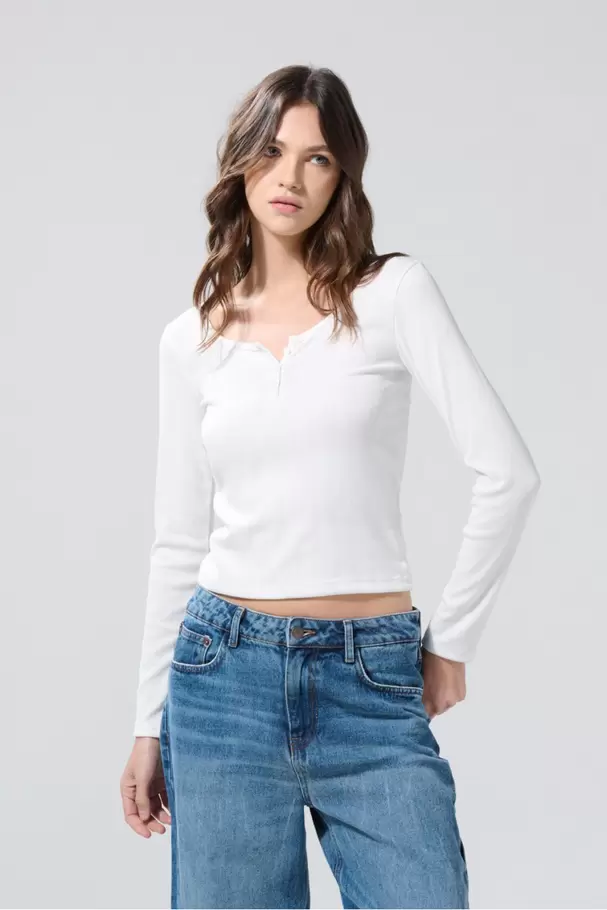 Camiseta blanca con cuello U, manga larga y botones