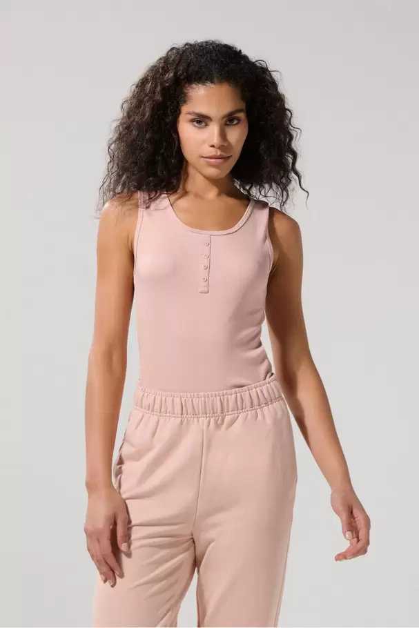 Camiseta unicolor con manga sisa, botones y escote redondo