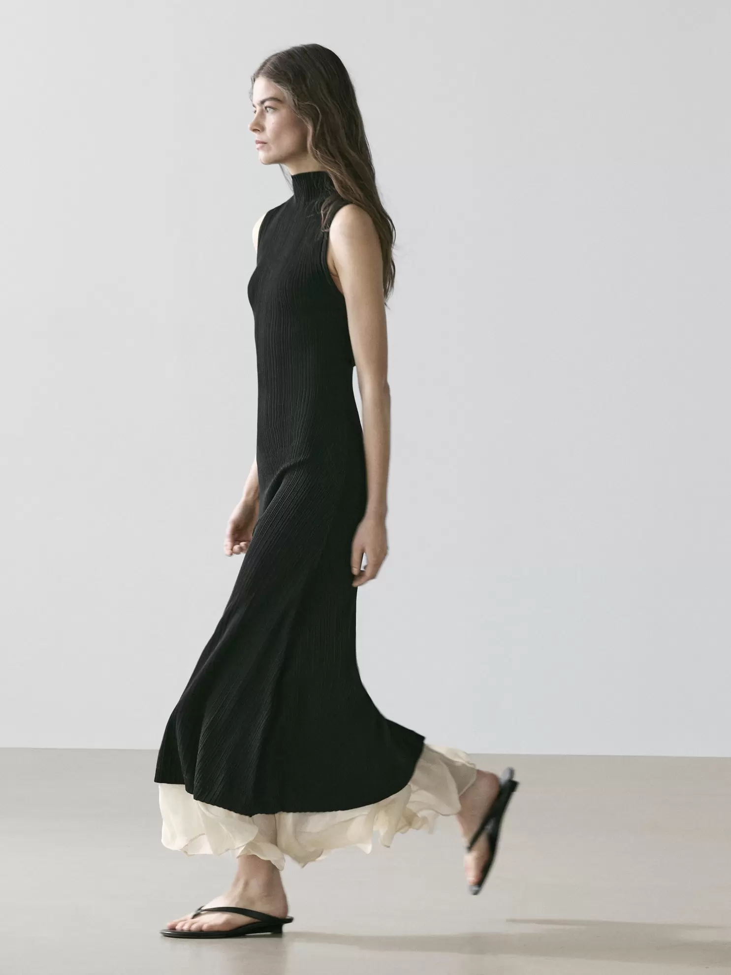 Vestido midi plisado detalle volantes