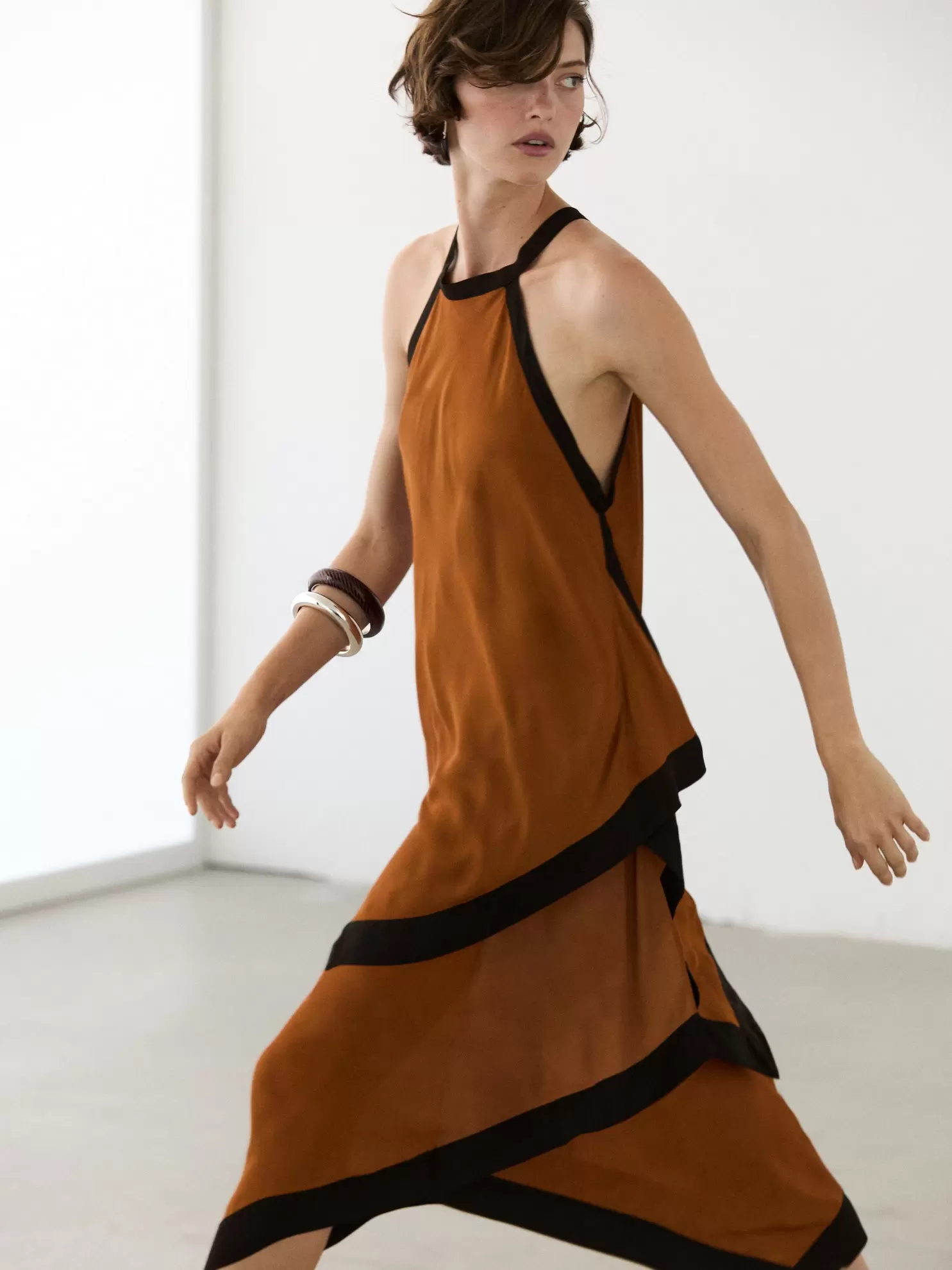 Vestido midi con capas contraste