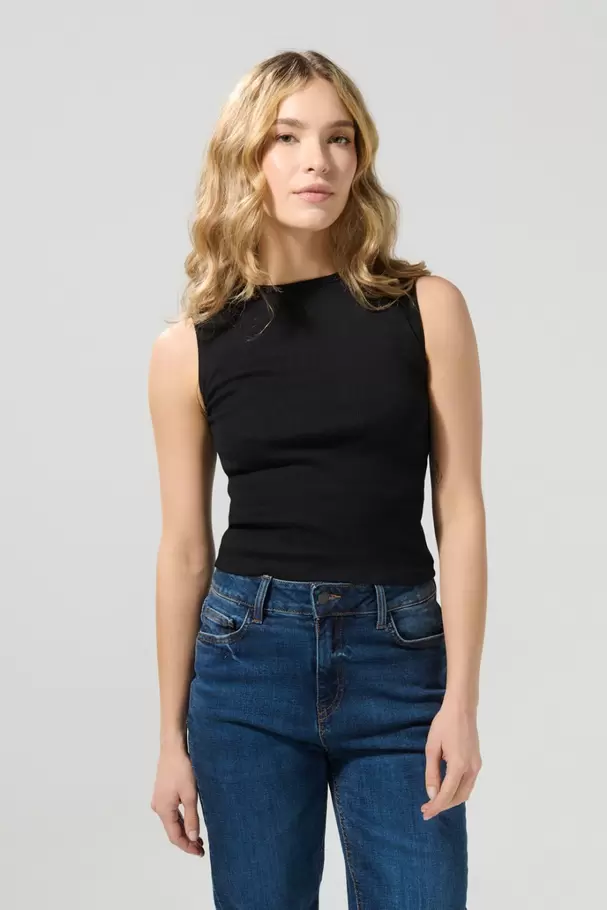 Camiseta unicolor en tela acanalada con manga sisa