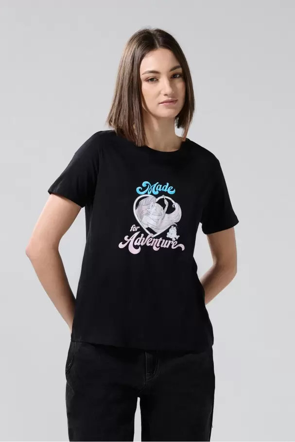 Camiseta negra cuello redondo con arte de La Sirenita