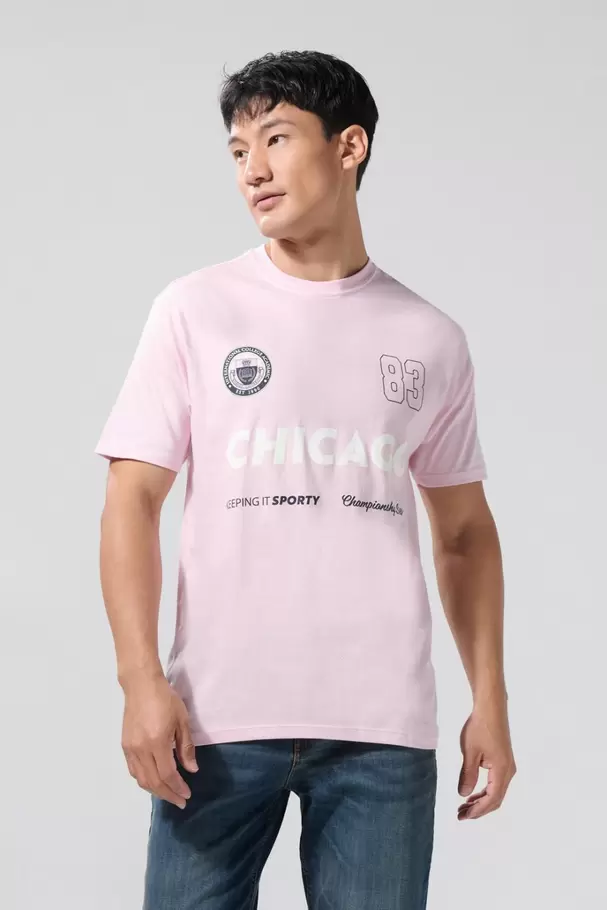 Camiseta rosada clara cuello redondo con diseño college