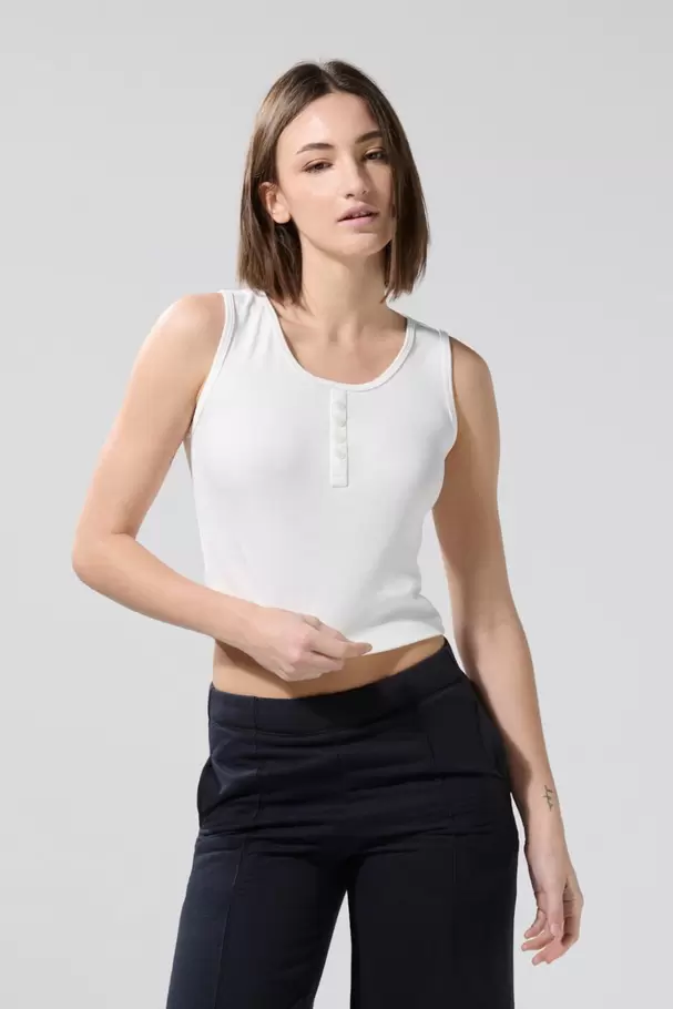 Camiseta unicolor con manga sisa, botones y escote redondo