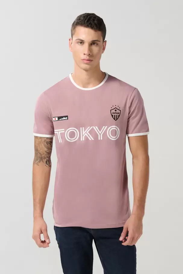 Camiseta rosada college con contrastes y manga corta