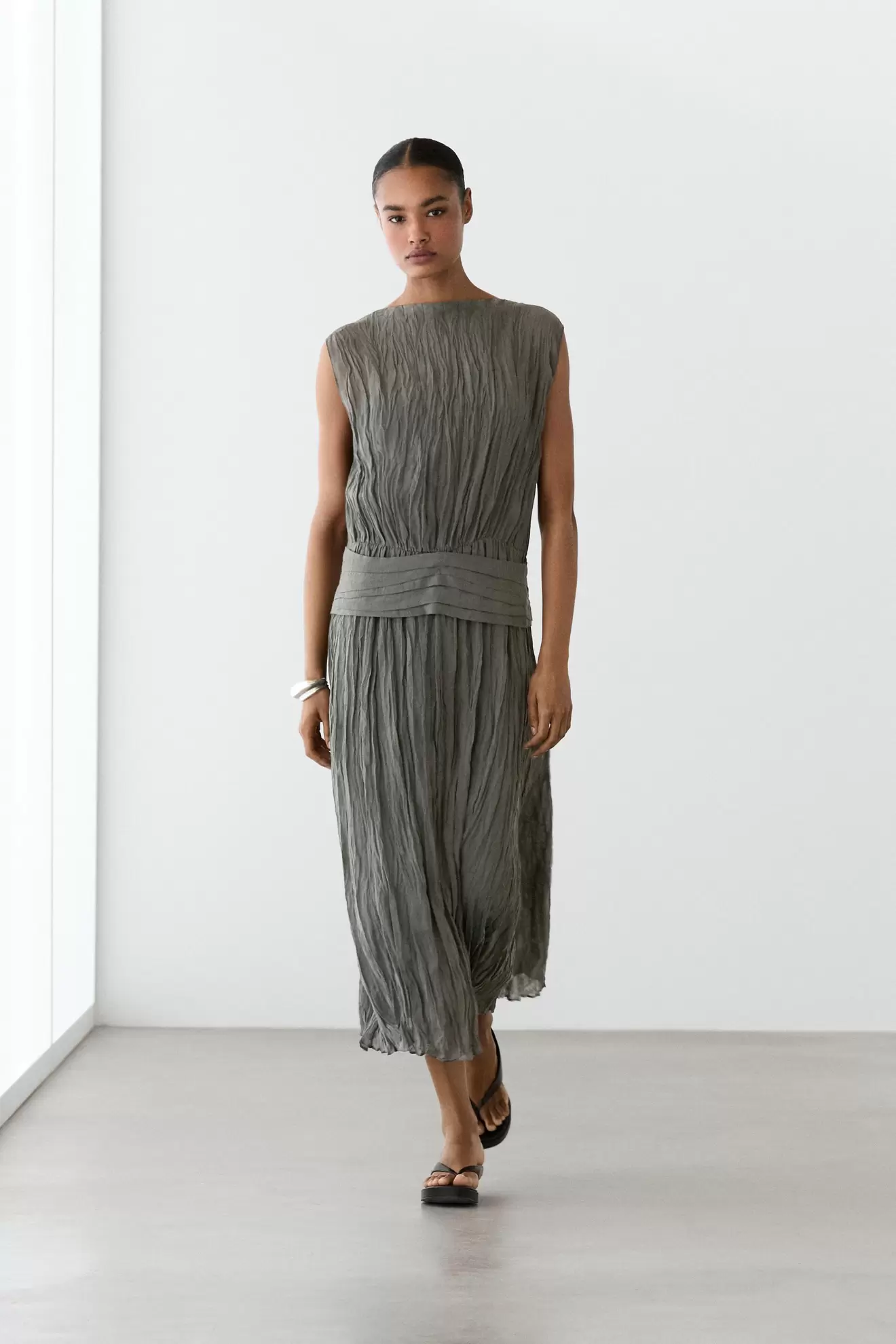 Vestido fajín tejido fluido texturizado