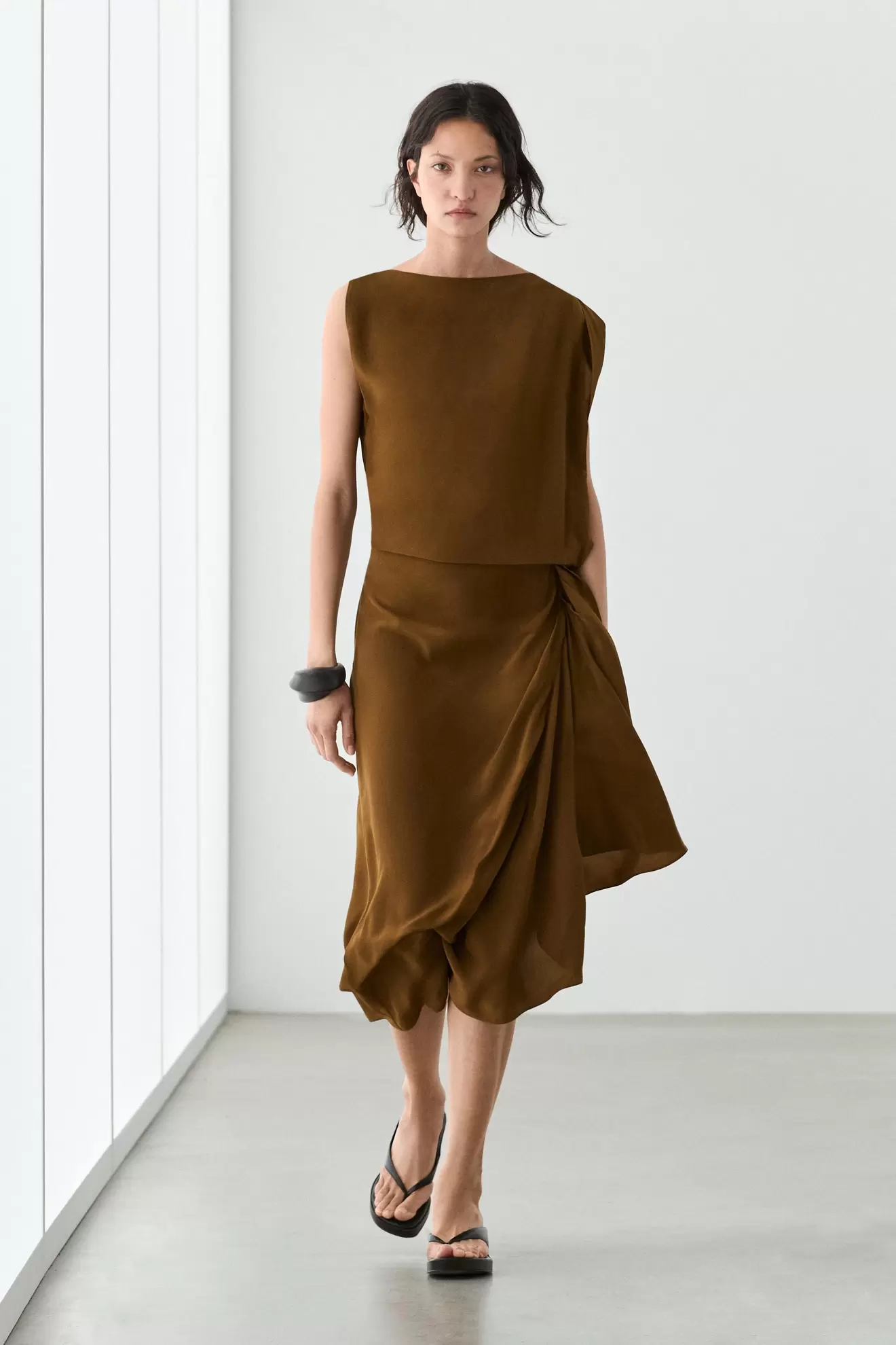 Vestido midi fluido detalle drapeado