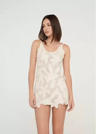 Vestido corto con diseño floral