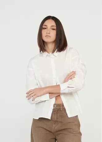 Camisa clásica con detalles bordados