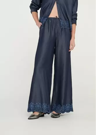 Pantalón con bordado floral
