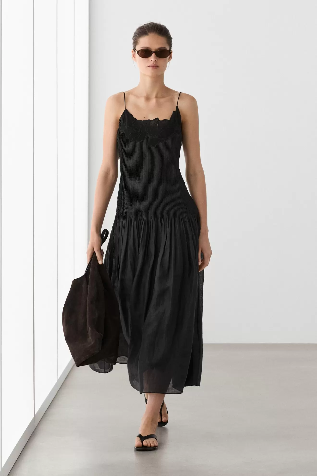 Vestido midi fluido bordado detalle jaretas