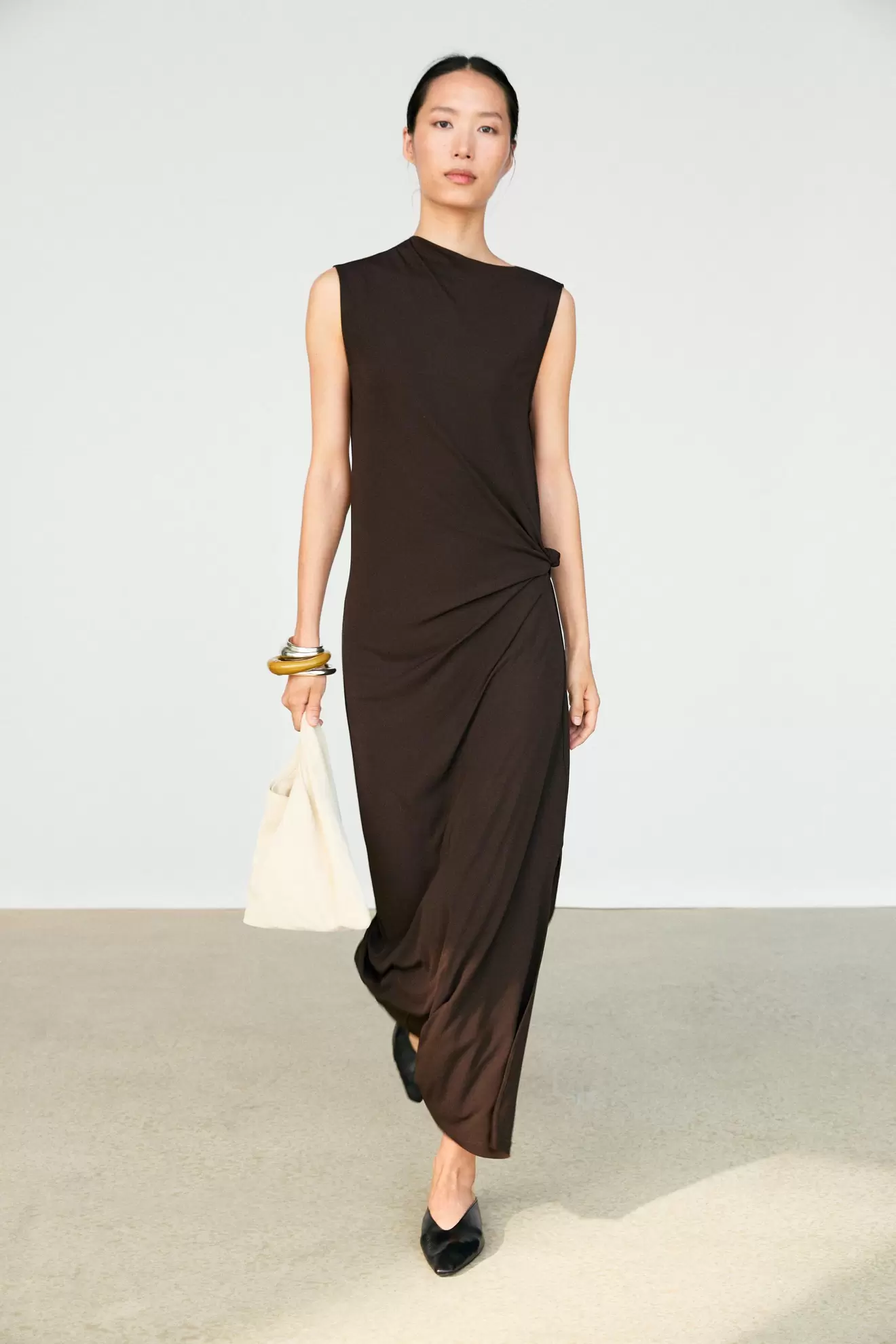 Vestido midi asimétrico frunce