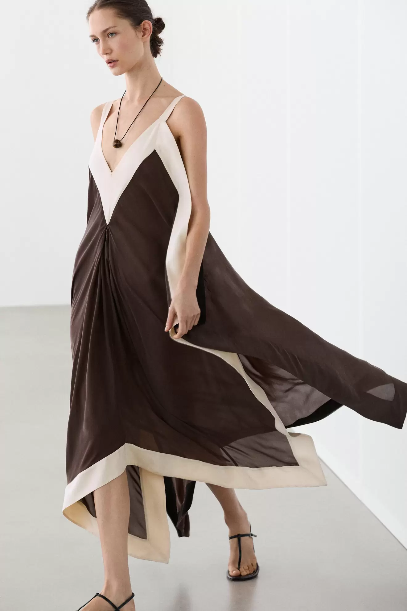 Vestido midi fluido detalle vivos contraste