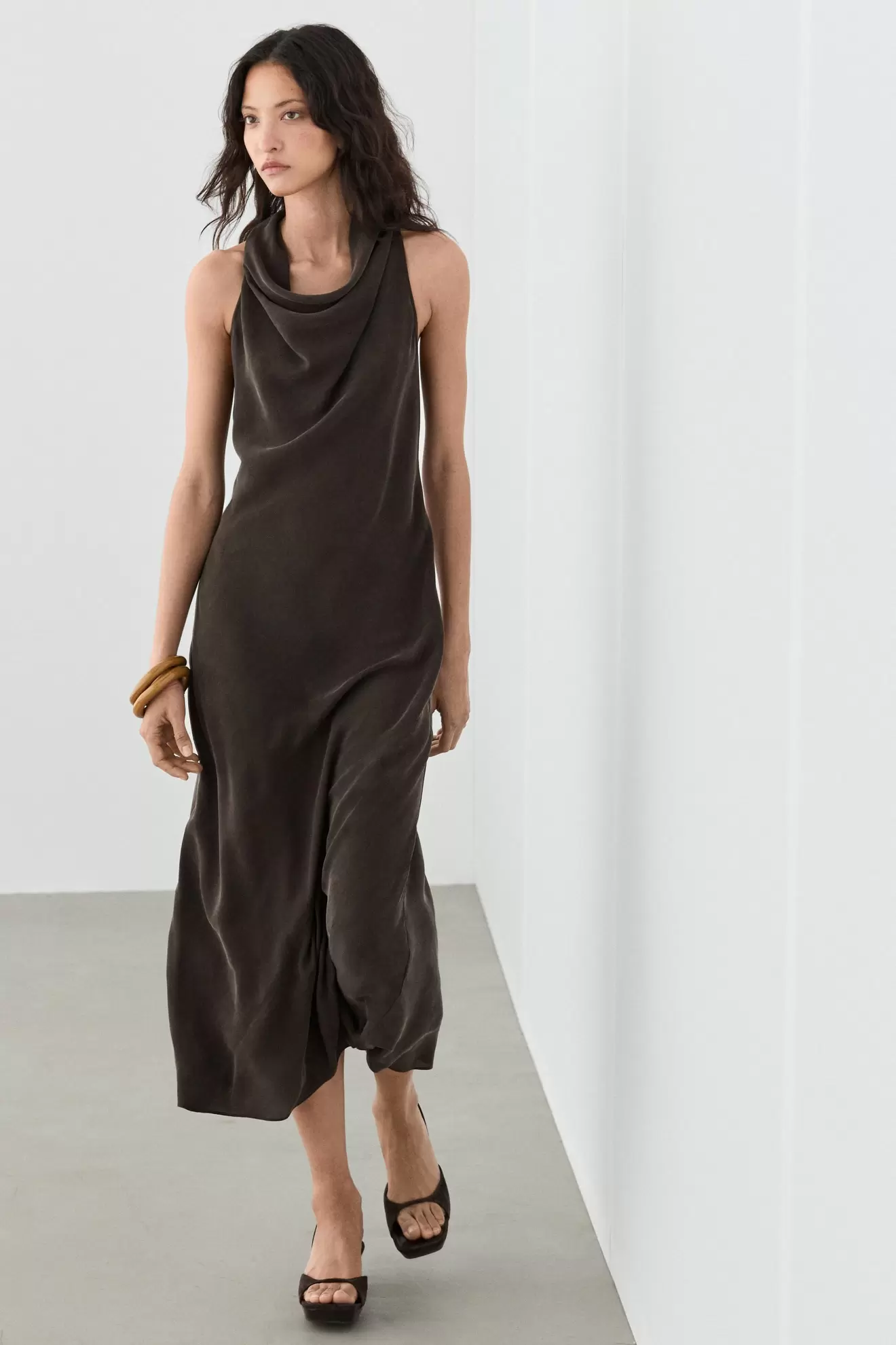Vestido midi escote drapeado