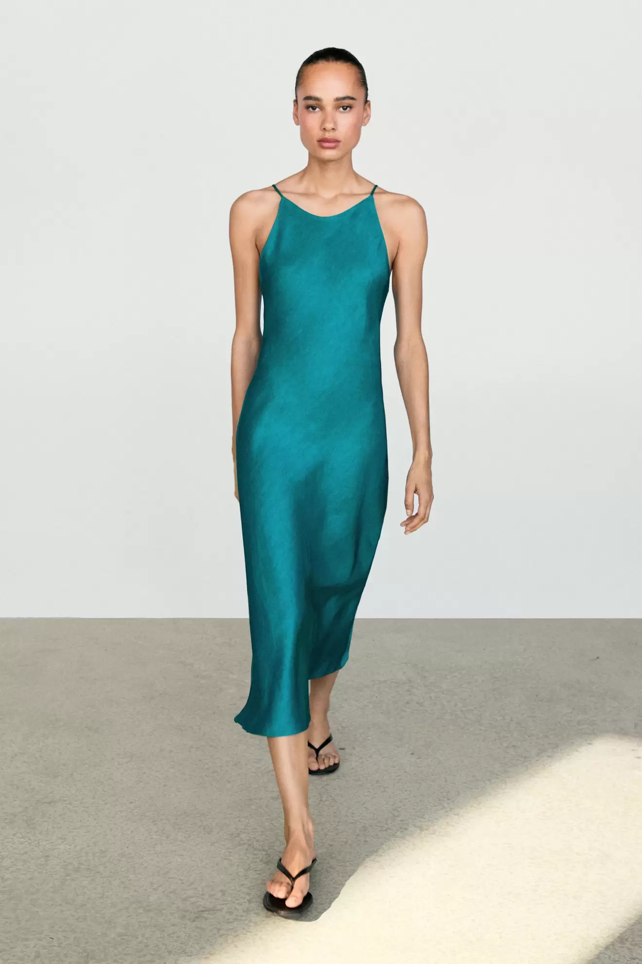 Vestido midi fluido satinado