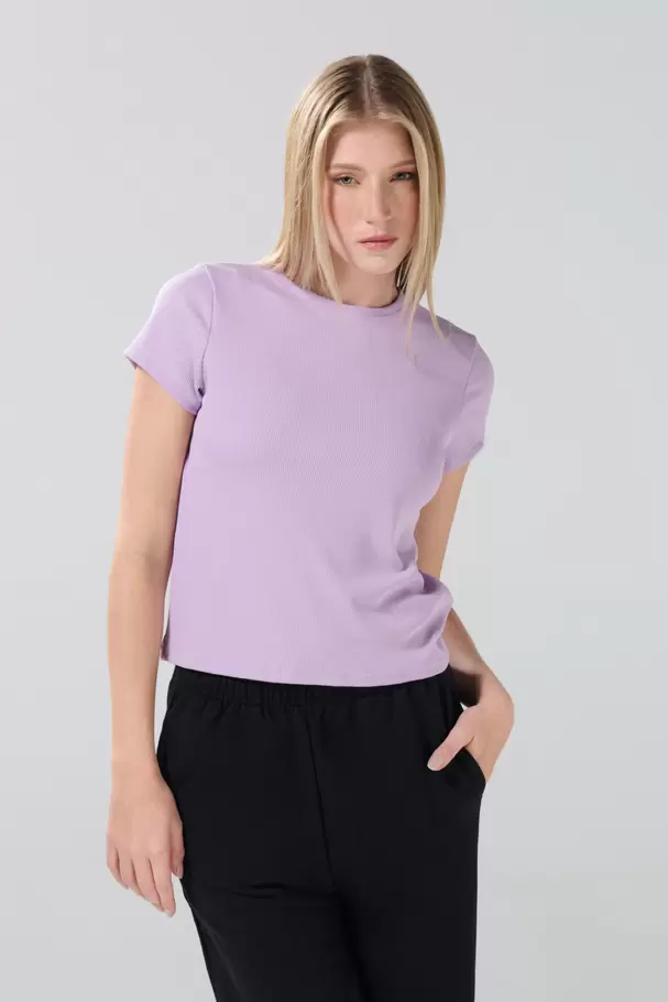 Camiseta cuello redondo unicolor en tela acanalada