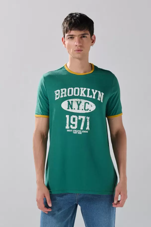 Camiseta verde oscura college con contrastes y manga corta