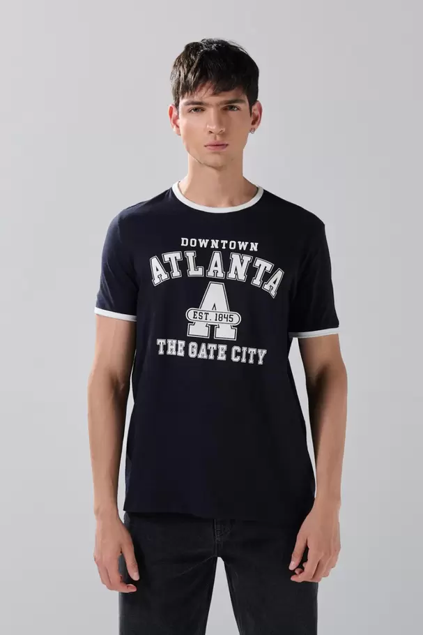Camiseta azul college con manga corta y contrastes blancos