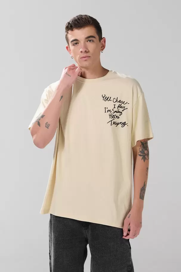 Camiseta manga corta oversize unicolor con textos estampados