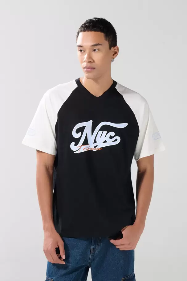 Camiseta oversize negra college con cuello V y manga ranglan