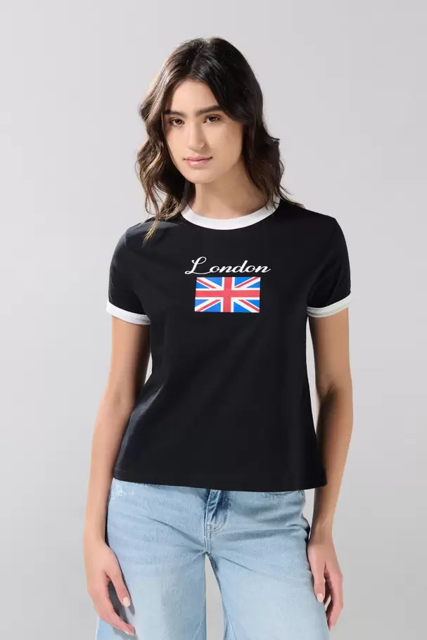 Camiseta negra college con manga corta y contrastes blancos