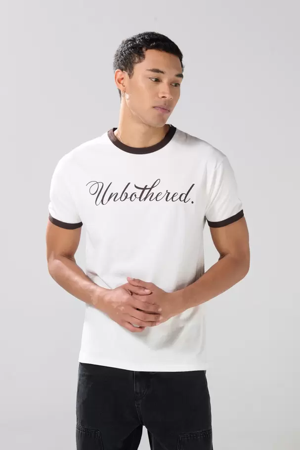 Camiseta con manga corta unicolor, contrastes y texto